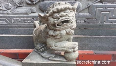 石獅子左右|為什麼古代建築前常擺放一對石獅子？ 